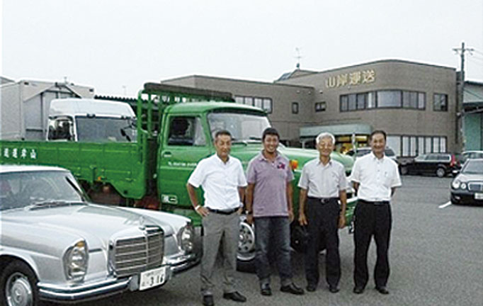 会社の前で記念撮影をしました